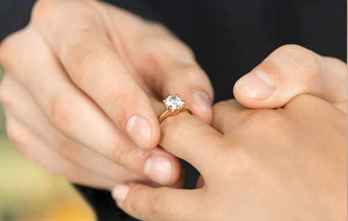 wyjątkowy pierścionek zaręczynowy